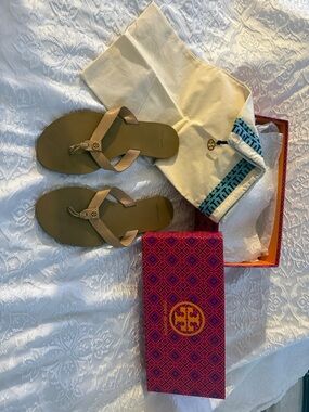Tory Burch Nude Beige Leather Logo Sandals, 7, see photos and read desc.